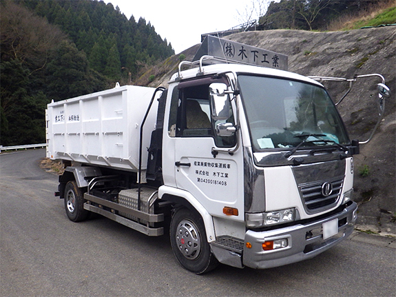 写真：4t 脱着装置付コンテナ専用車